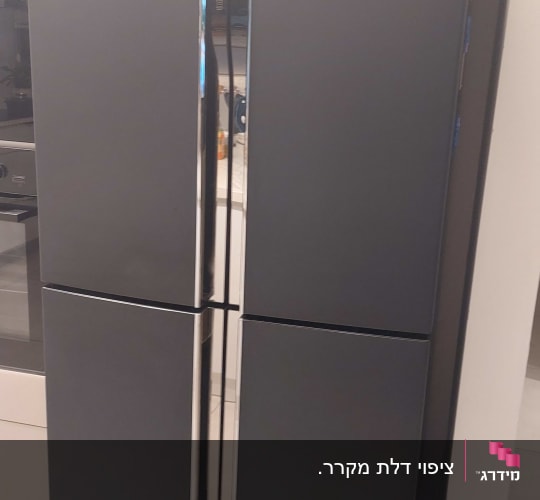 מקרר שחור עם דלתות פתיחה כפולות